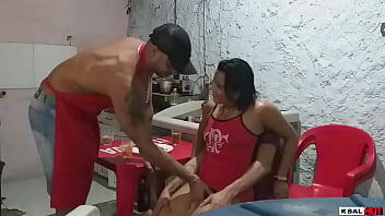 Musa Danny caliente, va con su nueva novia, en la cafetería Mike Hot, y es demasiado blanda para el jefe de la cocina, y sucia con el coño y la caba